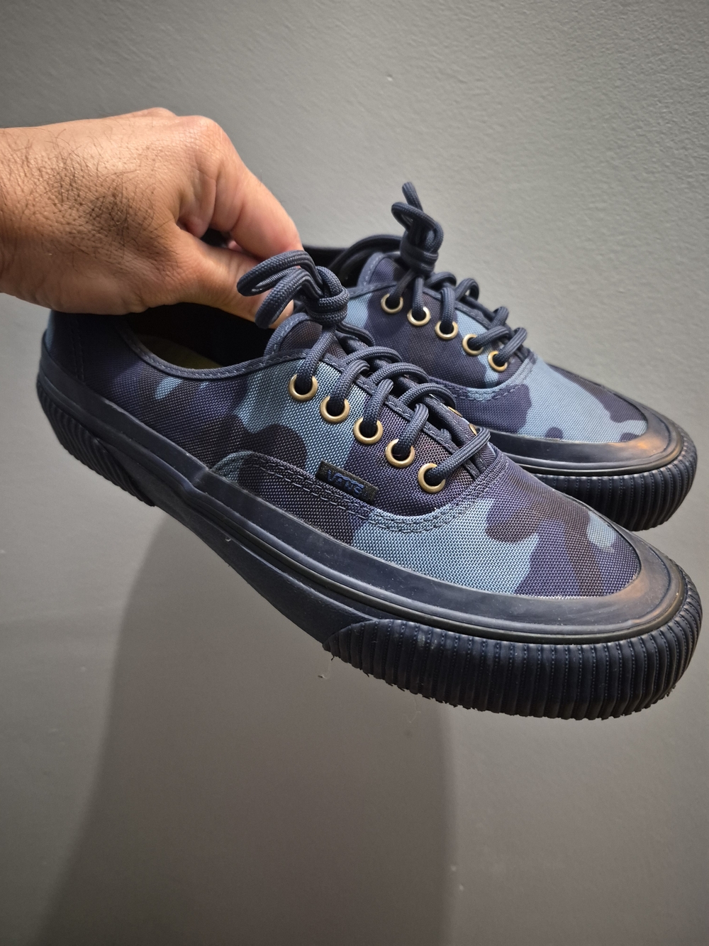 Vans Men's Navy Camo Low-Top Sneakers